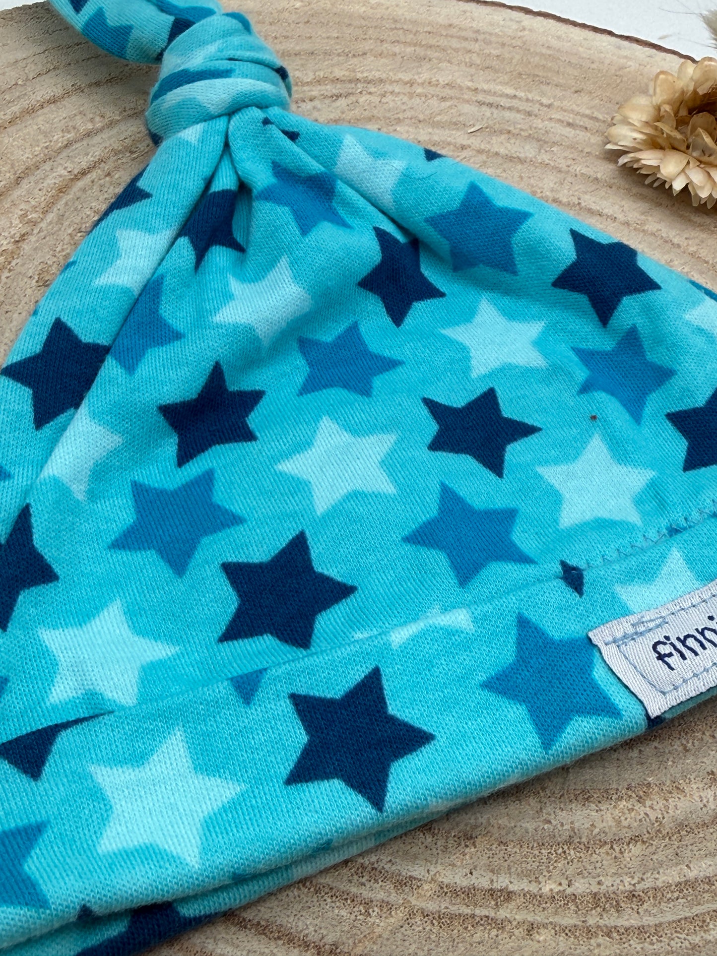 Babymütze mit Knoten – blau mit Sternen Motiv Gr. 62/68