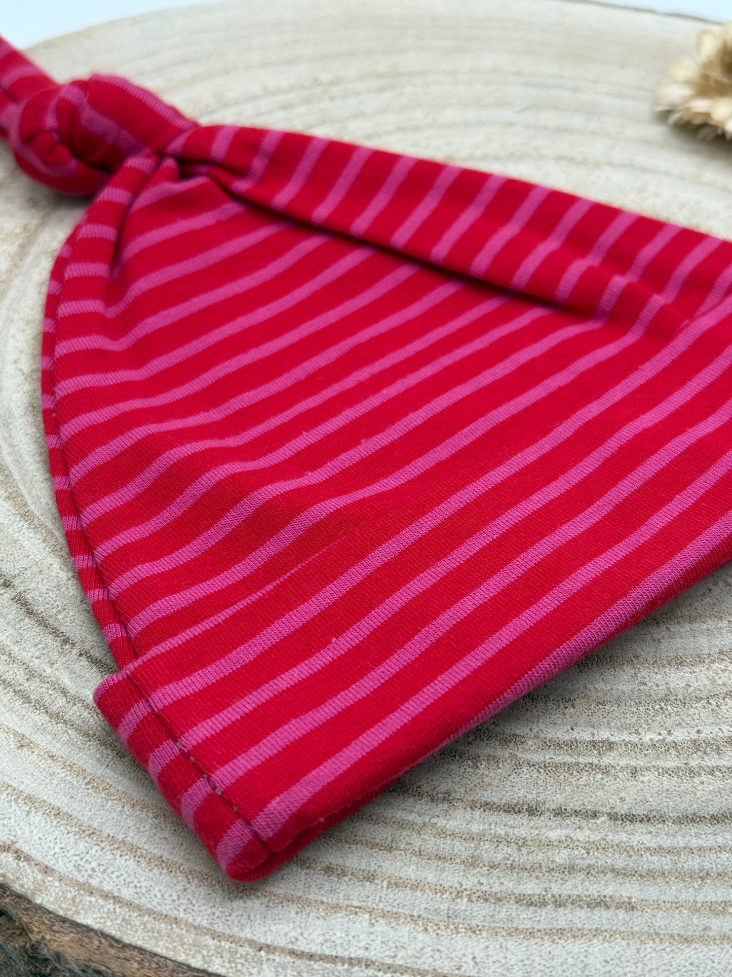 Babymütze mit Knoten – rot-rosa mit Streifen Muster Gr. 56