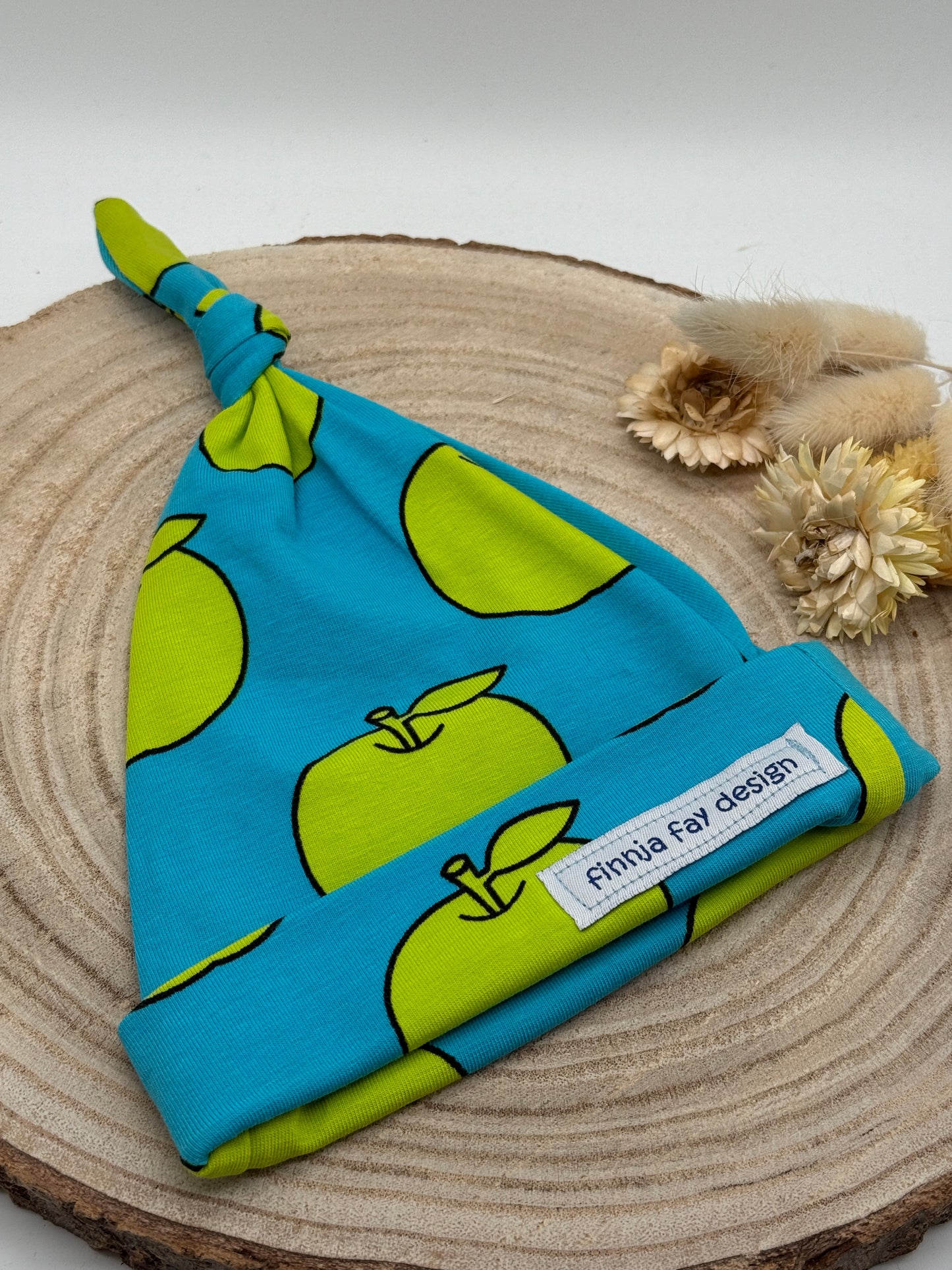 Babymütze mit Knoten – blau mit Apfel Motiv Gr. 56