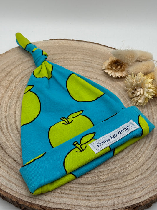 Babymütze mit Knoten – blau mit Apfel Motiv Gr. 56