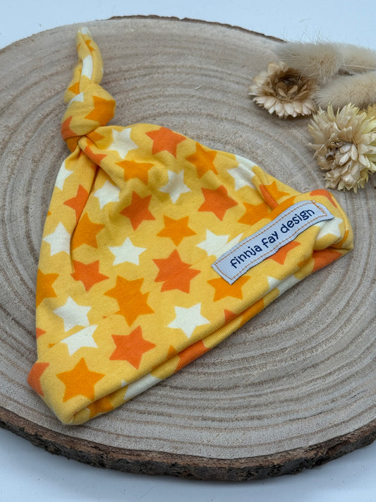 Babymütze mit Knoten – gelb mit Sternen Motiv Gr. 56