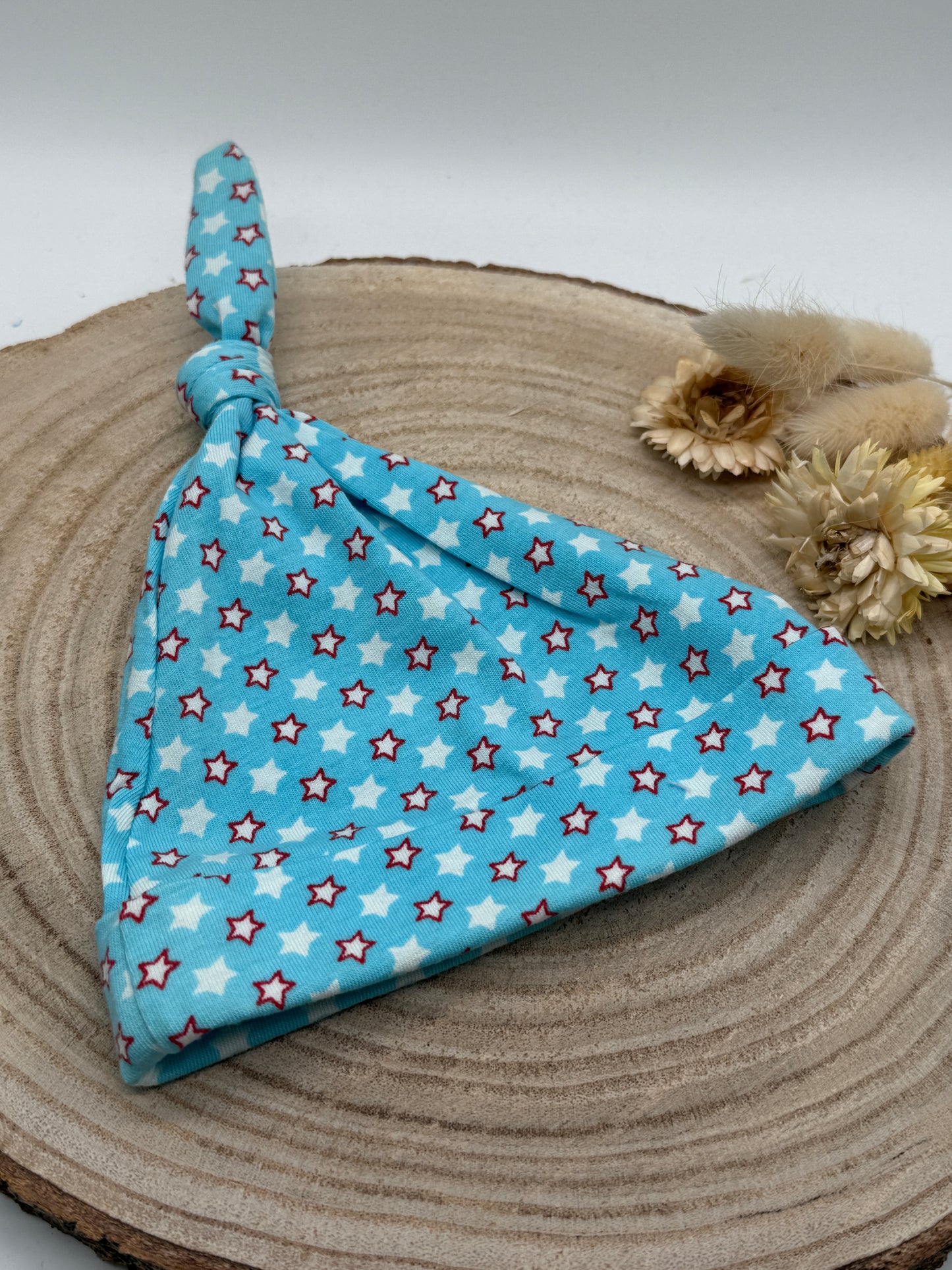 Babymütze mit Knoten – blau mit Sternen Motiv