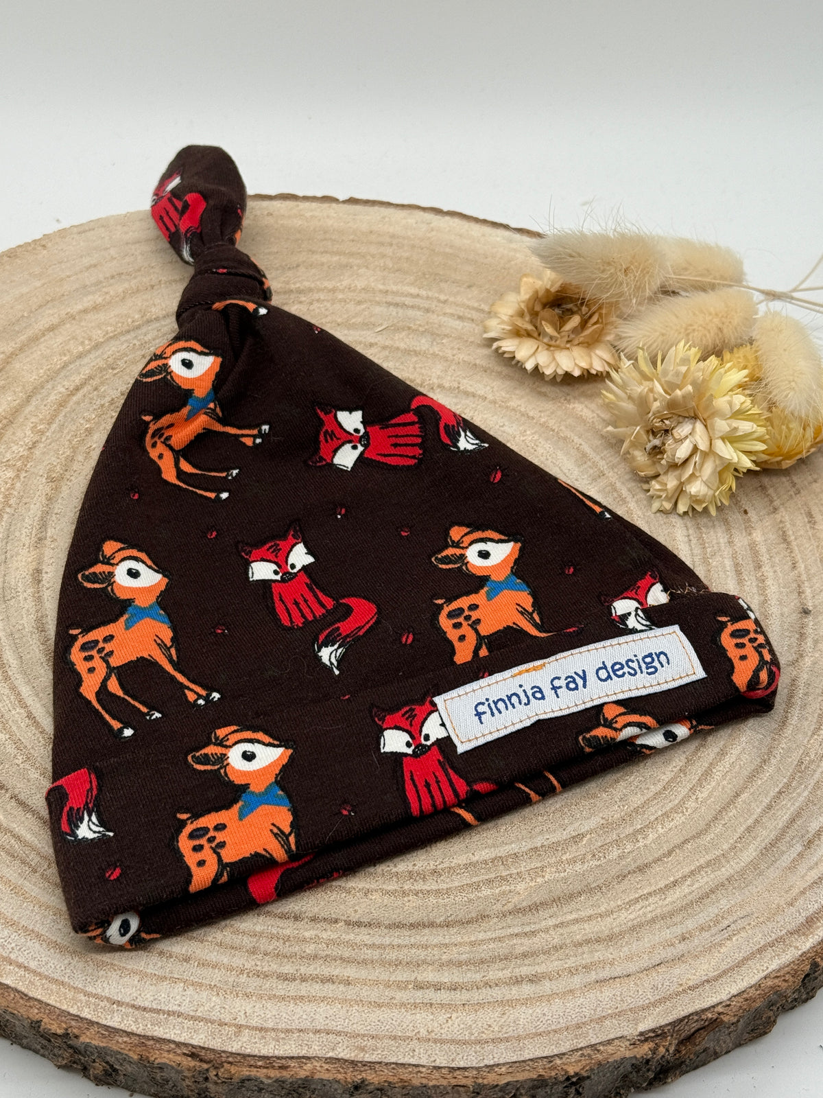 Babymütze mit Knoten – braun mit Reh und Fuchs Motiven