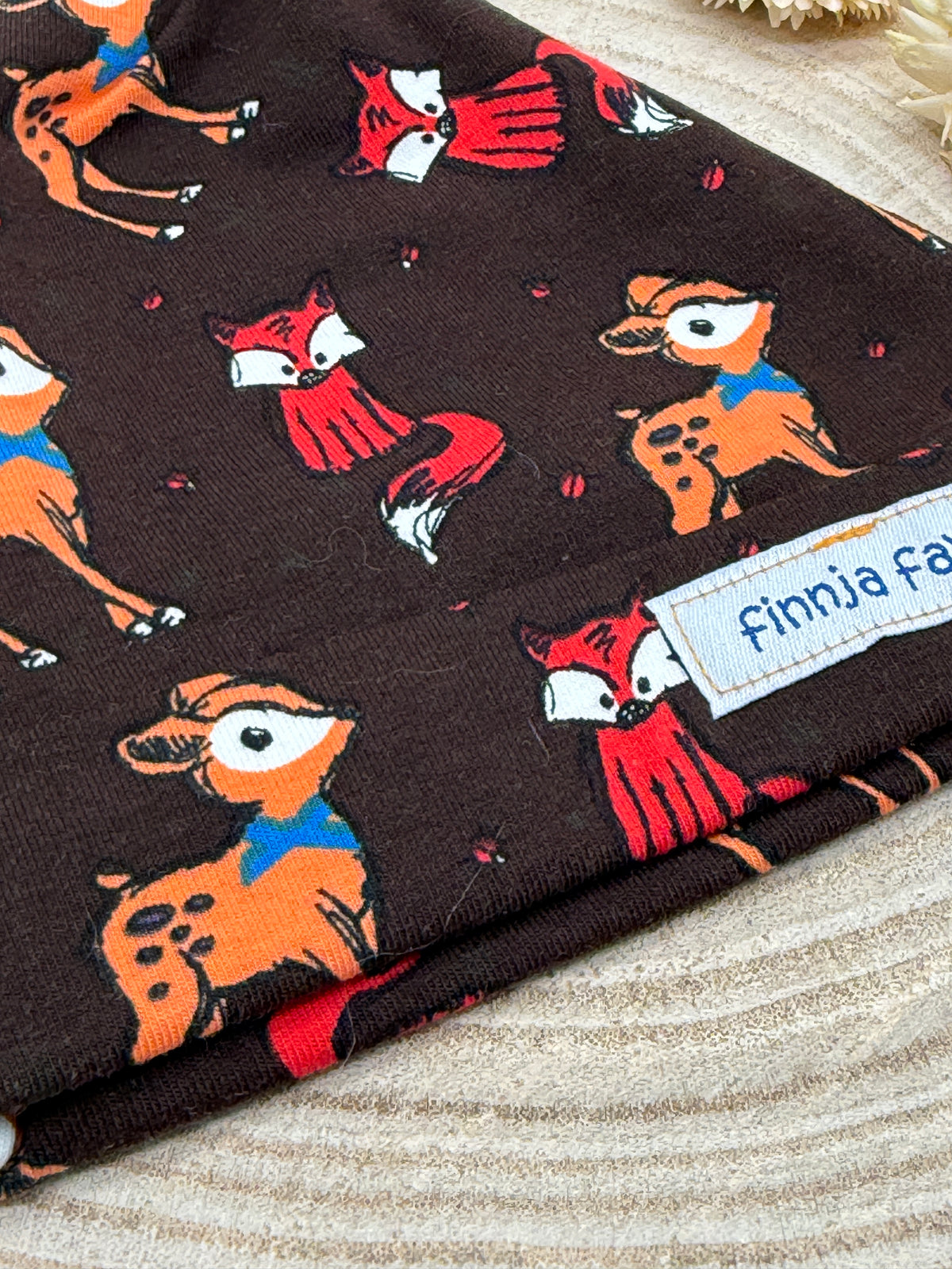 Babymütze mit Knoten – braun mit Reh und Fuchs Motiven