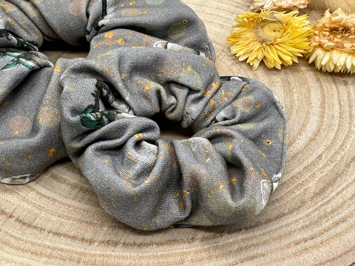 Scrunchie Haargummi elastisches Haarband grau mit Blumem für feines oder dickes Haar