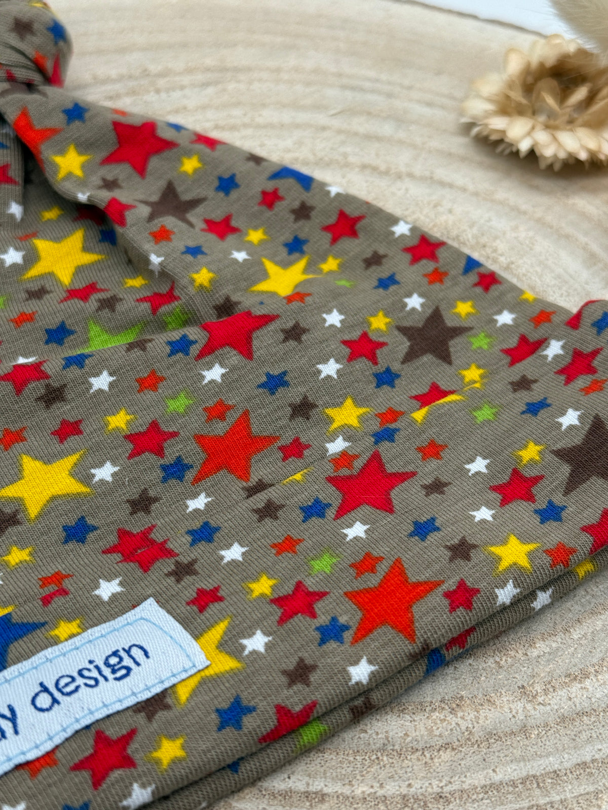 Babymütze mit Knoten – braun mit Sternen Motiv