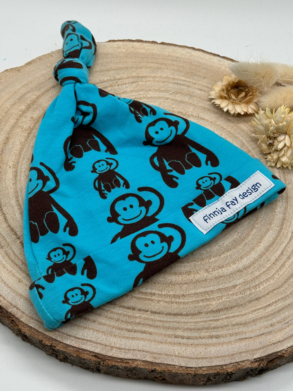 Babymütze mit Knoten – blau mit Affen Motiv