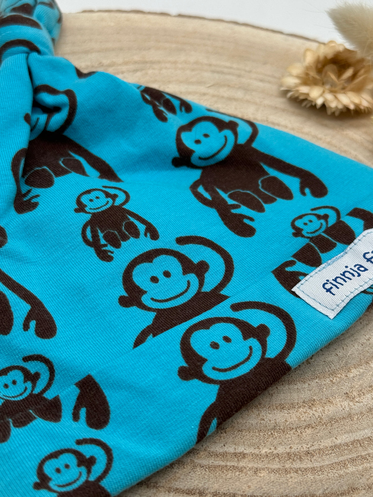 Babymütze mit Knoten – blau mit Affen Motiv
