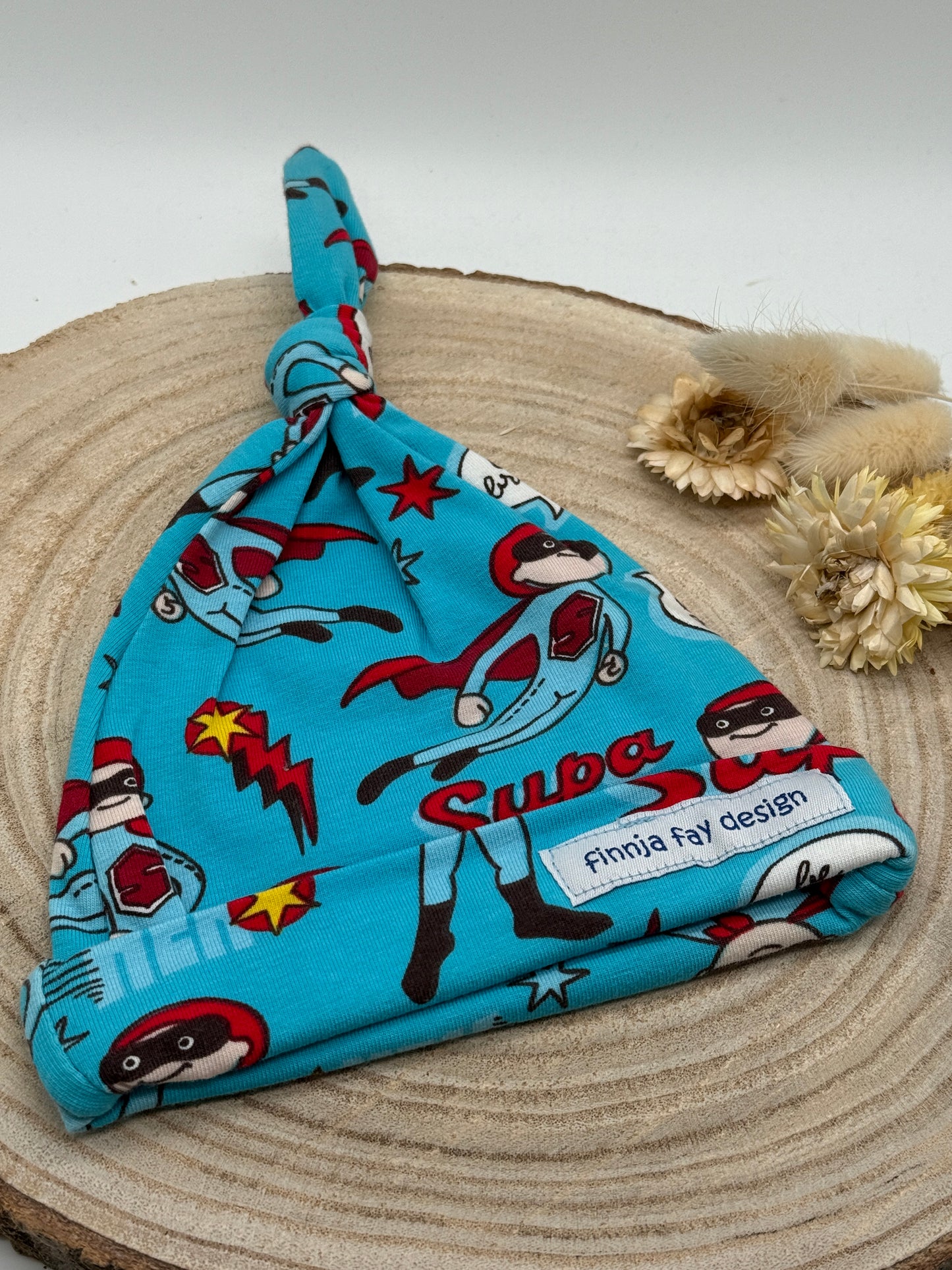 Babymütze mit Knoten – blau mit Superhero Motiv Gr. 62/68