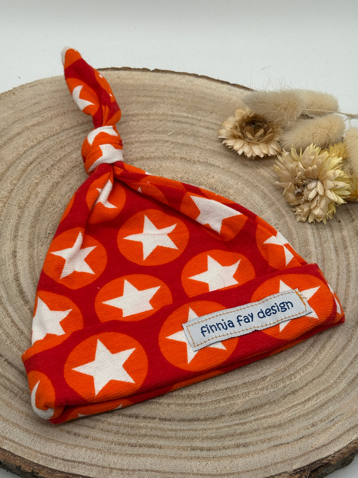 Babymütze mit Knoten – Orange mit Sternen Motiv
