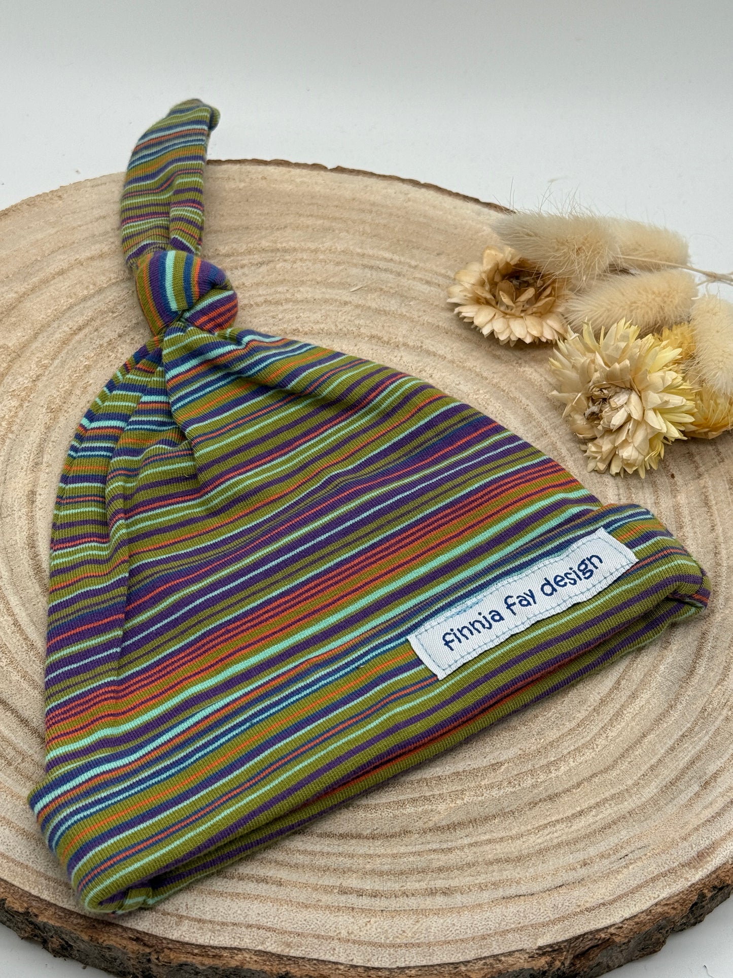Babymütze mit Knoten – grün mit Streifen Motiv Gr. 62/68