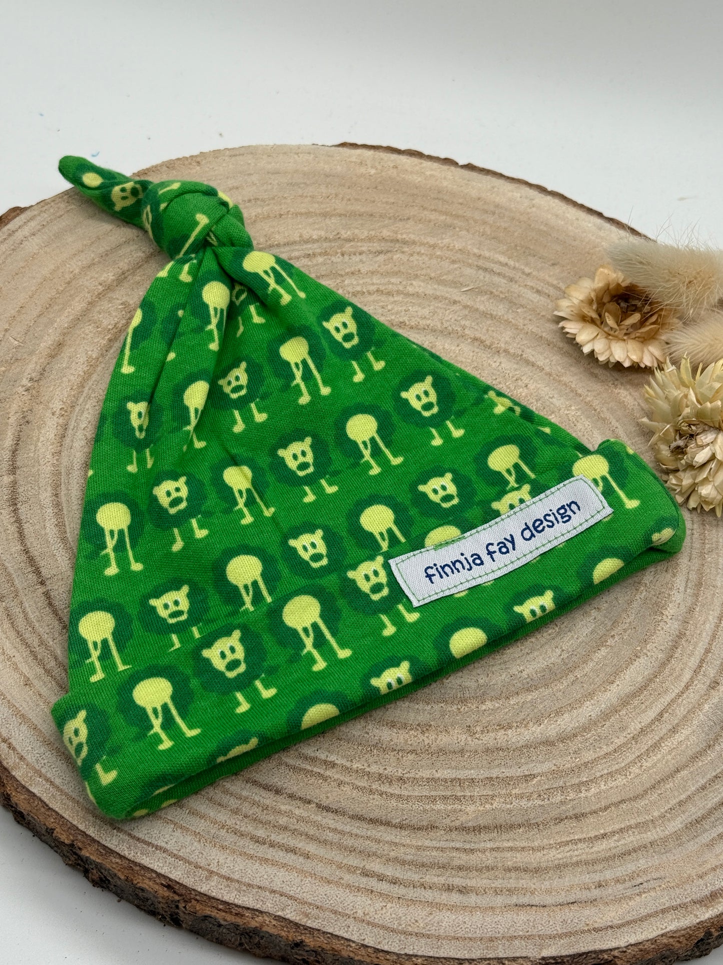 Babymütze mit Knoten – grün mit Löwen Motiv
