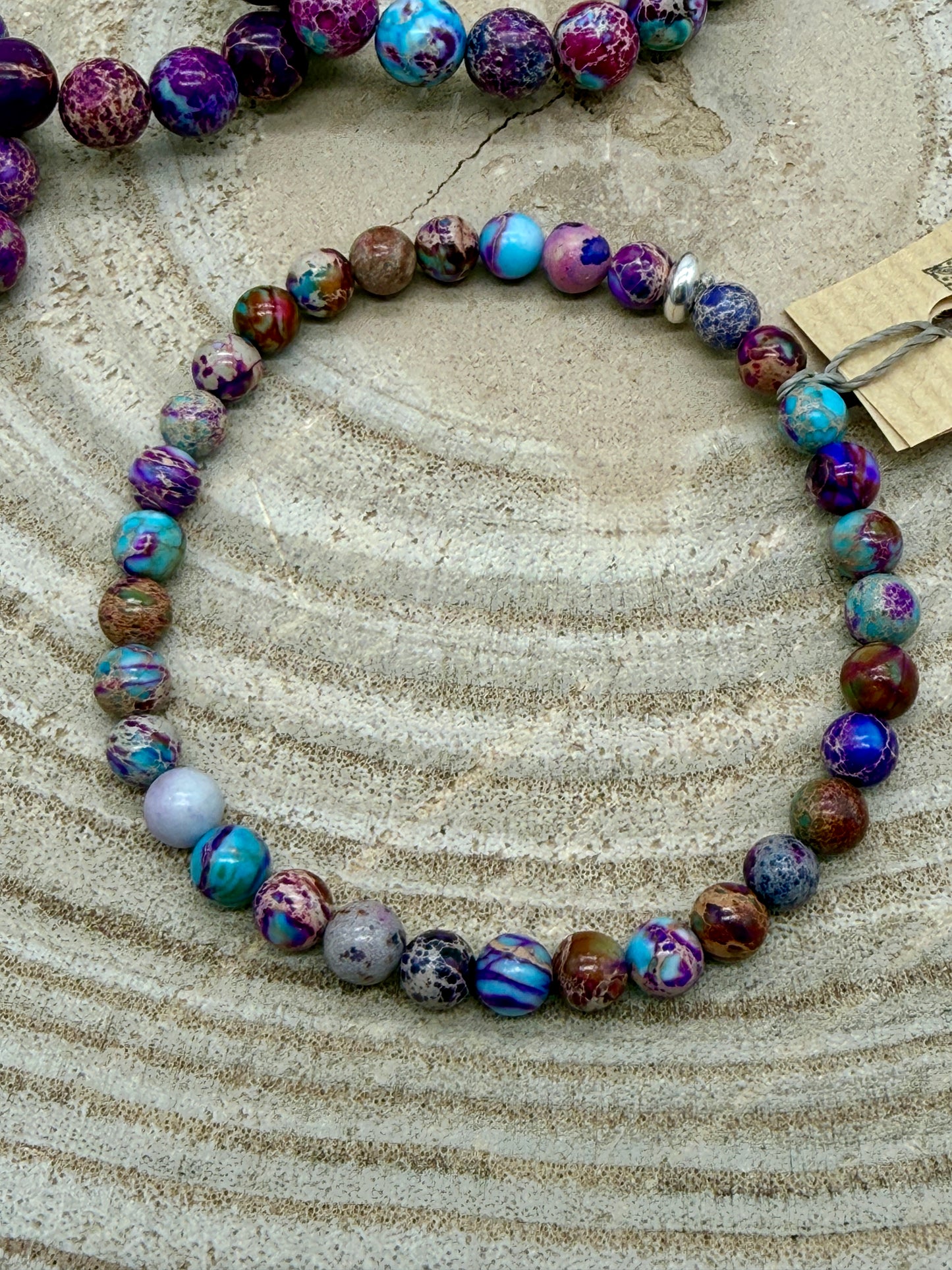 Elastisches Edelstein Armband mit lila Jaspis Perlen