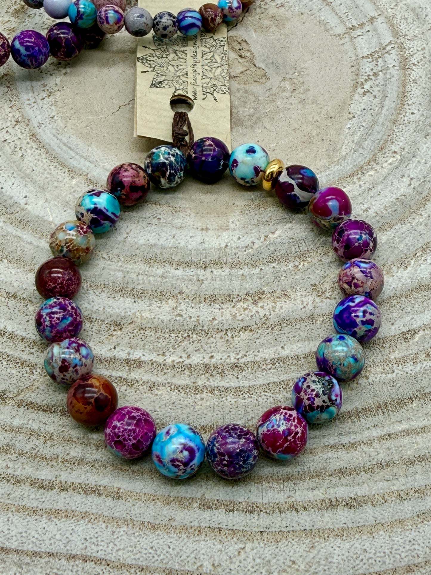 Elastisches Edelstein Armband mit lila Jaspis Perlen