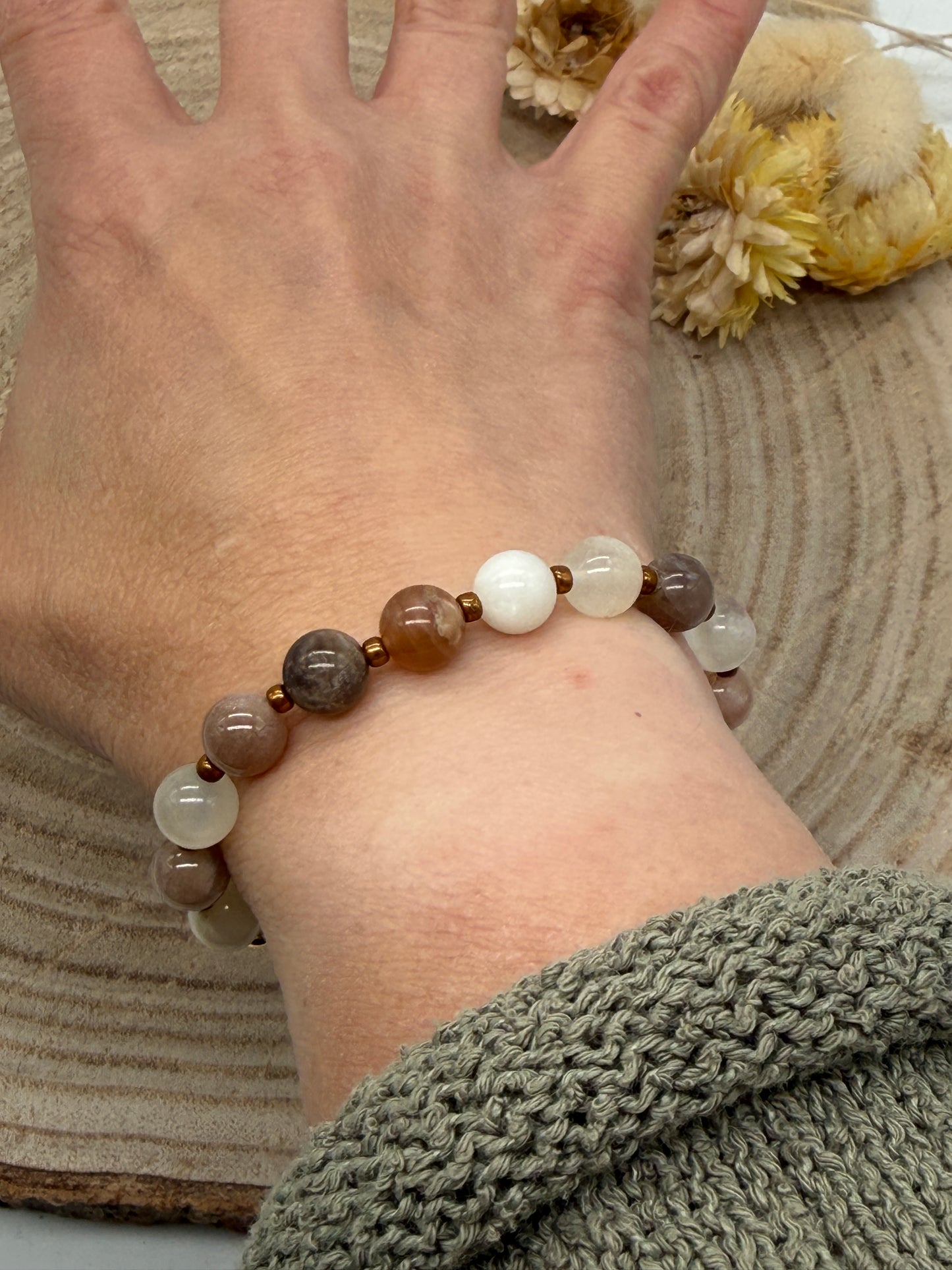 Elastisches Edelstein Armband mit Mondstein Perlen