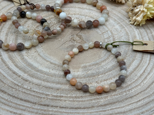 Elastisches Edelstein Armband mit  Mondstein Perlen