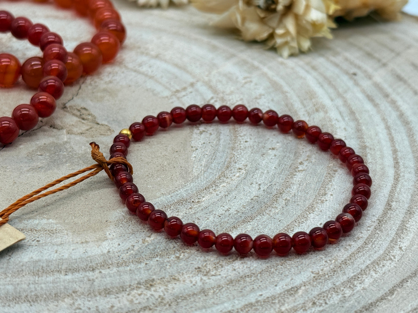 Elastisches Edelstein Armband mit rote Achat Perlen