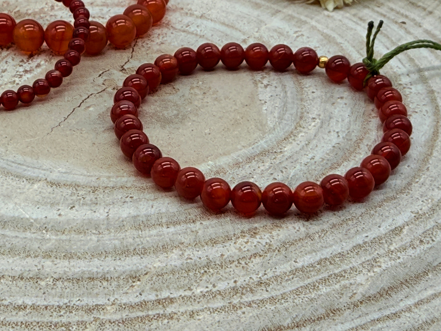 Elastisches Edelstein Armband mit rote Achat Perlen