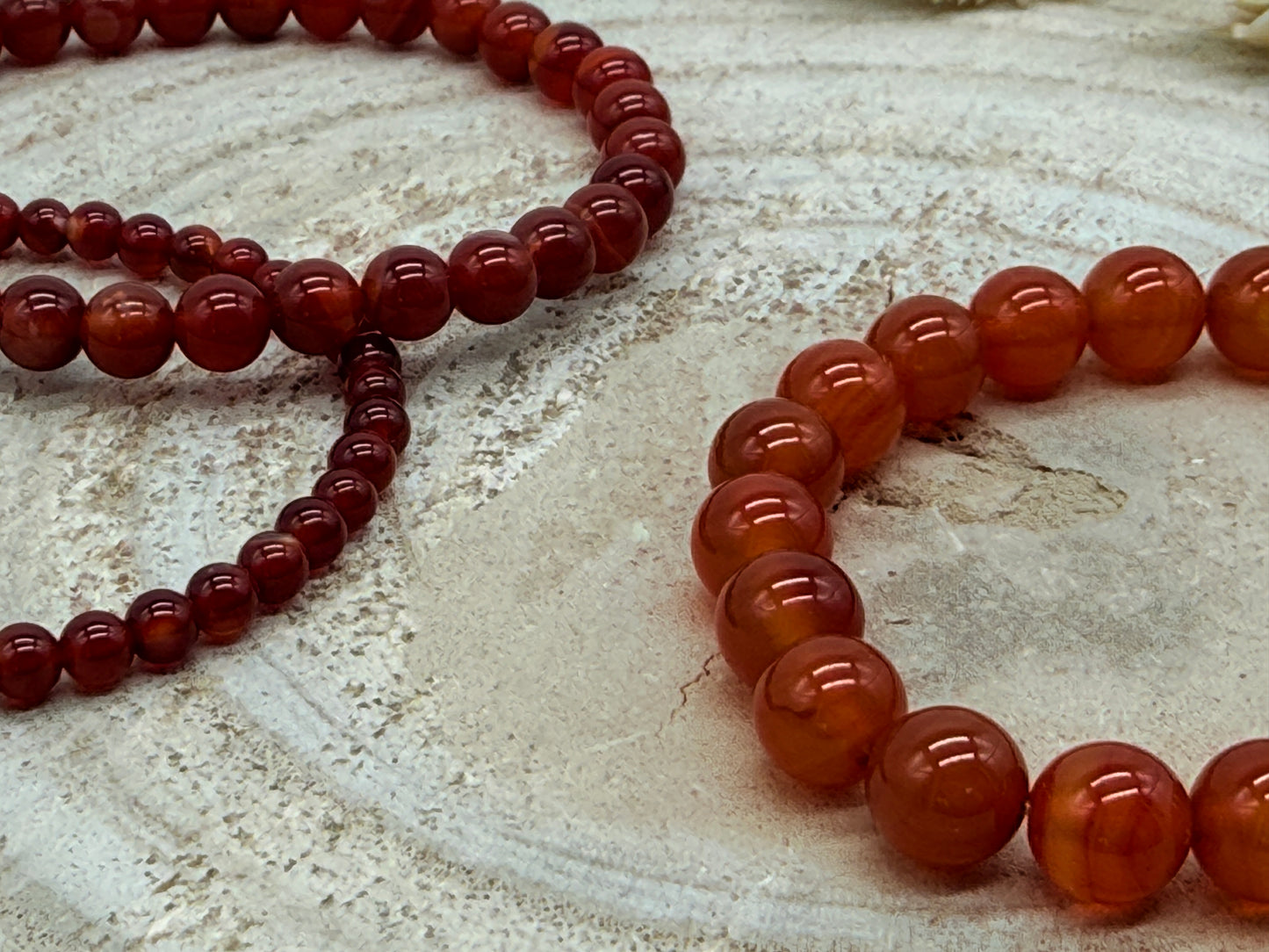 Elastisches Edelstein Armband mit rote Achat Perlen