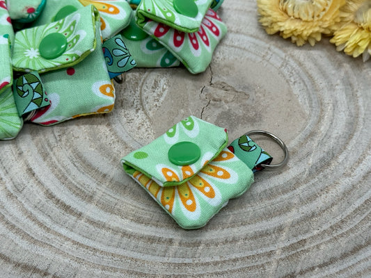 Einkaufschip Tasche Einkaufswagenchip Schlüsselanhänger praktische Mini Geldbörse Einkaufshilfe bunte Blumen auf grün