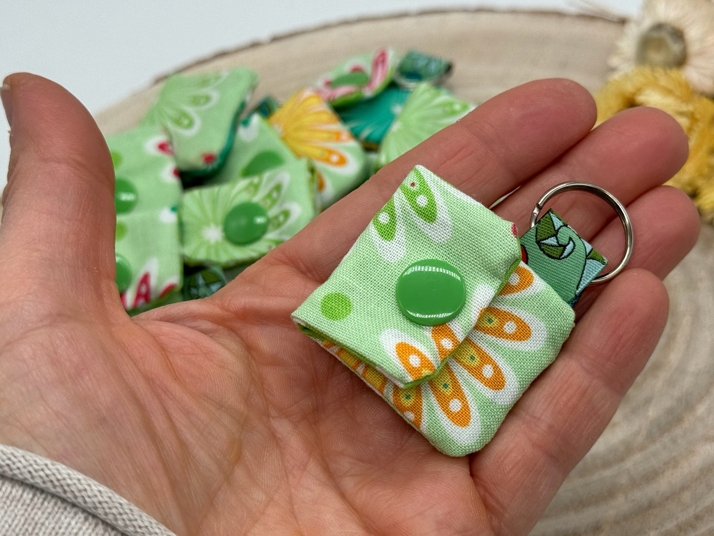 Schlüsselanhänger Mini Tasche mit Einkaufswagenchip praktische Mini Geldbörse bunte Blumen auf grün