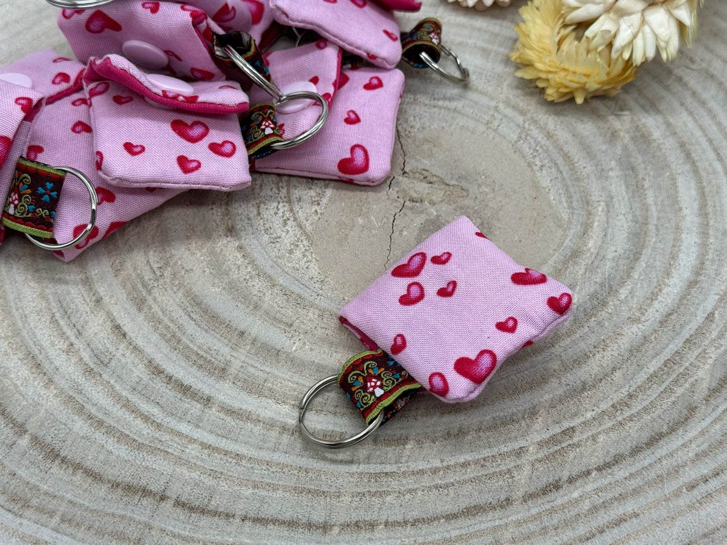 Schlüsselanhänger Mini Tasche mit Einkaufswagenchip praktische Mini Geldbörse rosa mit kleinen Herzen