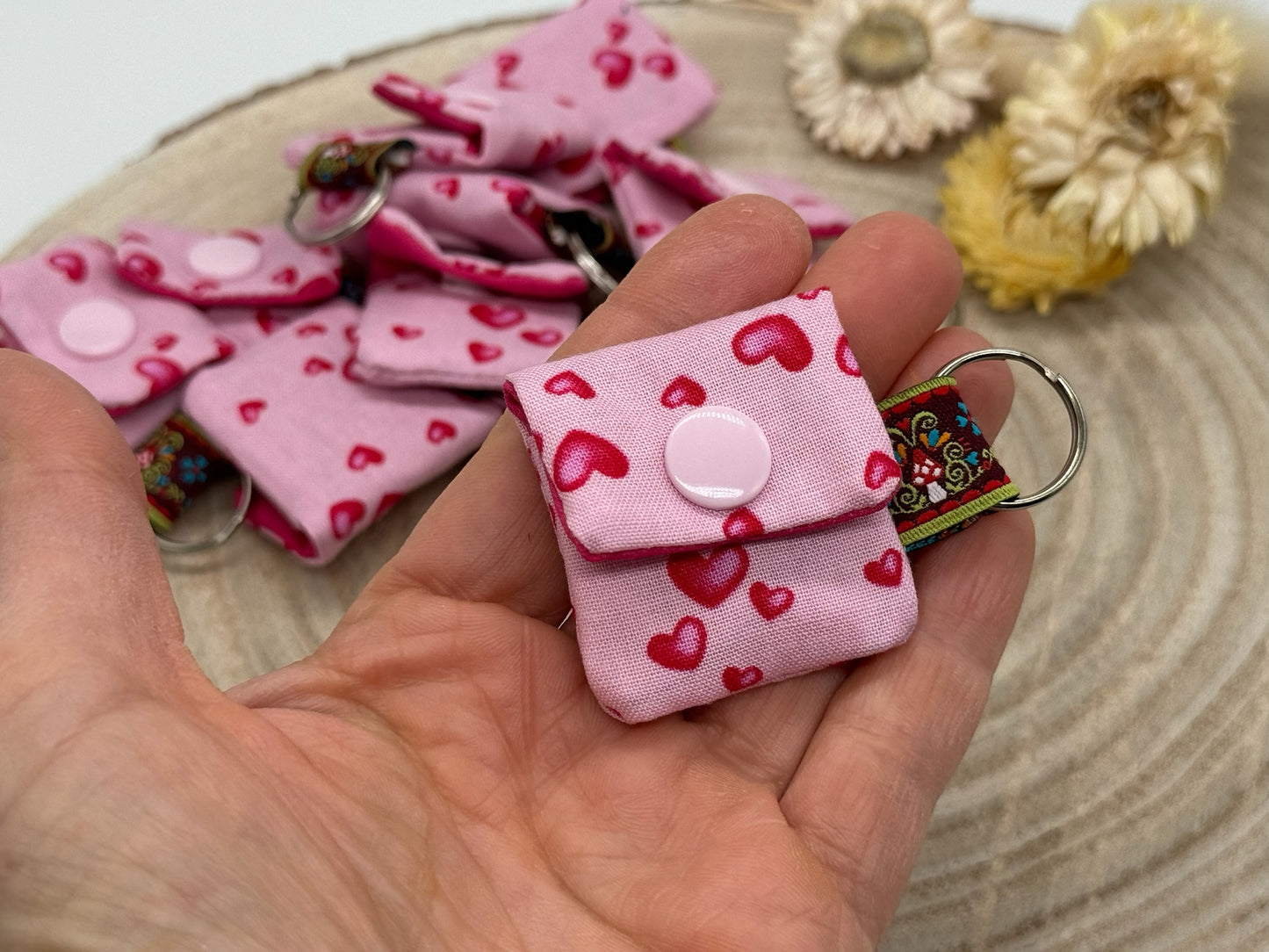 Schlüsselanhänger Mini Tasche mit Einkaufswagenchip praktische Mini Geldbörse rosa mit kleinen Herzen