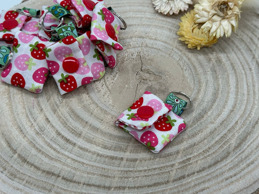 Schlüsselanhänger Mini Tasche mit Einkaufswagenchip praktische Mini Geldbörse weiß mit Erdbeeren
