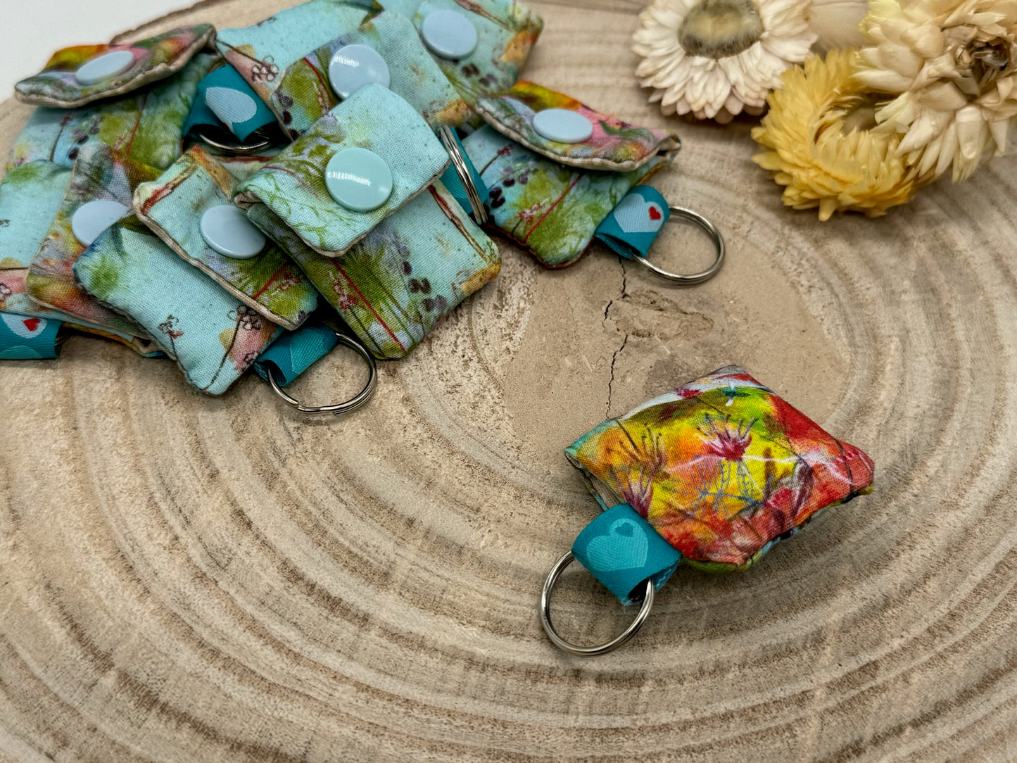 Schlüsselanhänger Mini Tasche mit Einkaufswagenchip praktische Mini Geldbörse bunte Blumen auf blau