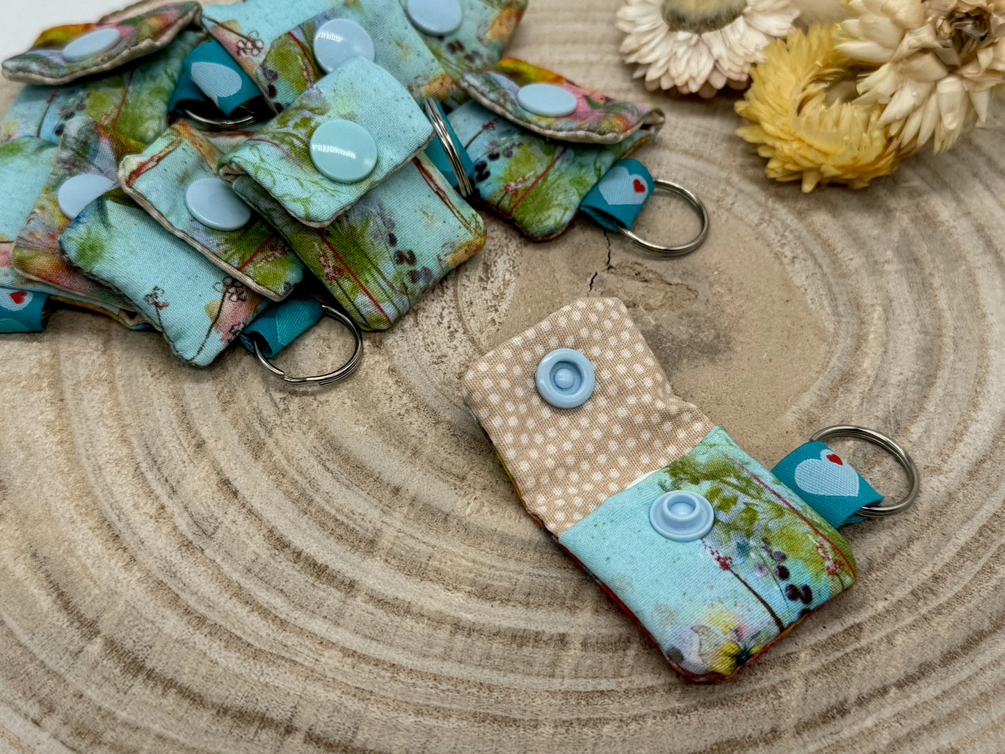 Schlüsselanhänger Mini Tasche mit Einkaufswagenchip praktische Mini Geldbörse bunte Blumen auf blau