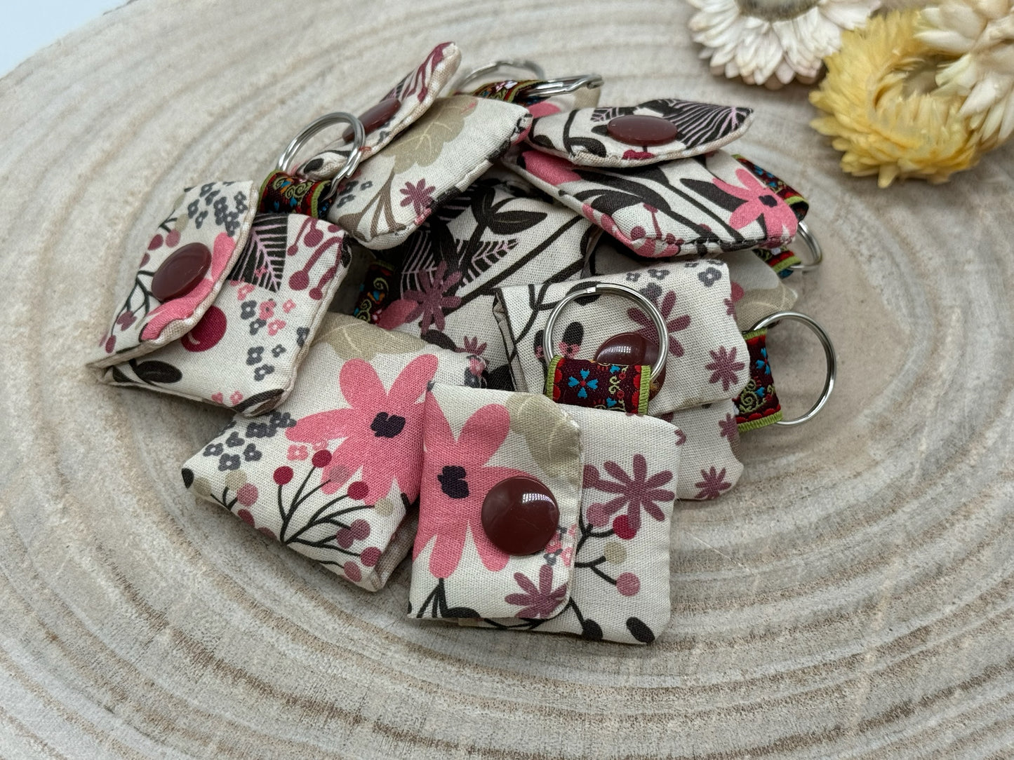 Schlüsselanhänger Mini Tasche mit Einkaufswagenchip praktische Mini Geldbörse beige mit rosa braunen Blumen