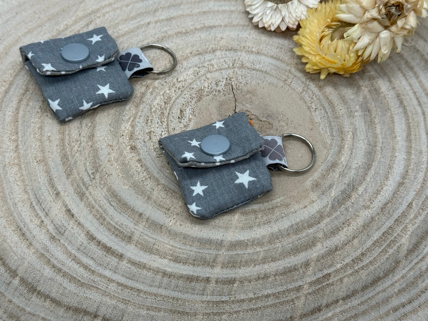 Schlüsselanhänger Mini Tasche mit Einkaufswagenchip praktische Mini Geldbörse grau mit weißen Sterne