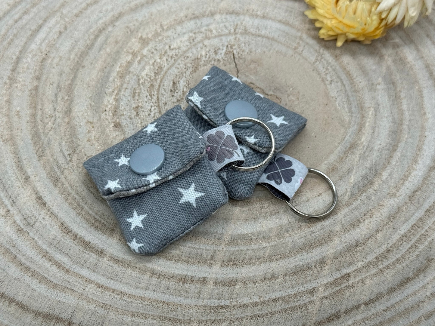 Schlüsselanhänger Mini Tasche mit Einkaufswagenchip praktische Mini Geldbörse grau mit weißen Sterne