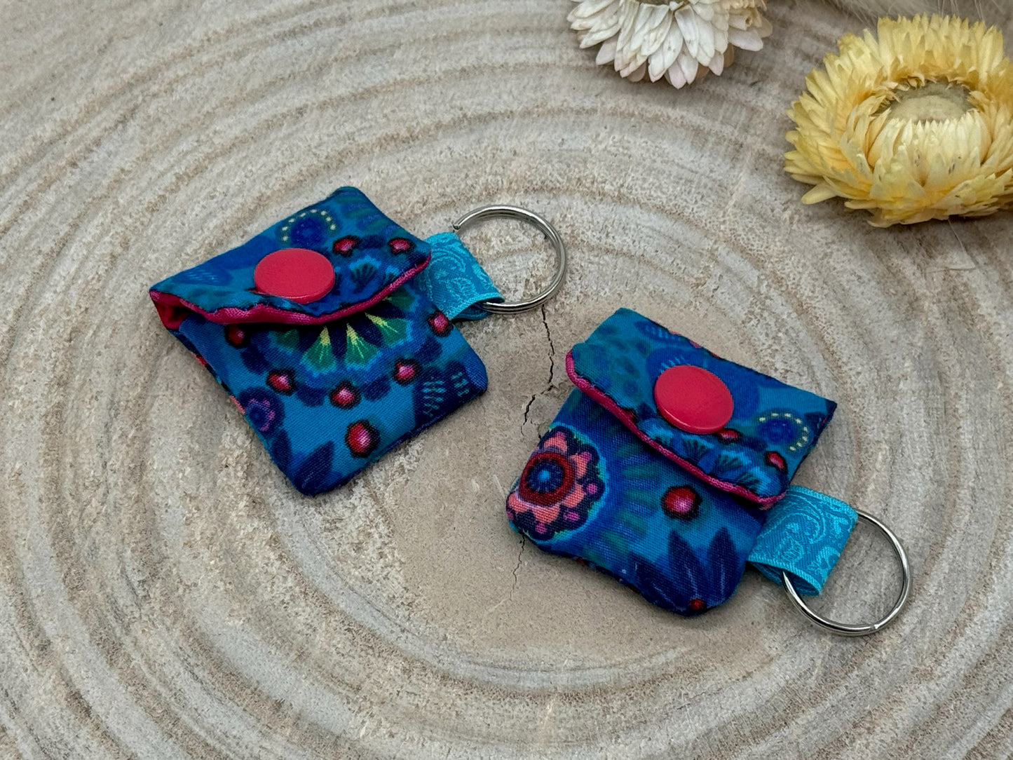 Schlüsselanhänger Mini Tasche mit Einkaufswagenchip praktische Mini Geldbörse blau mit Blumen Batik