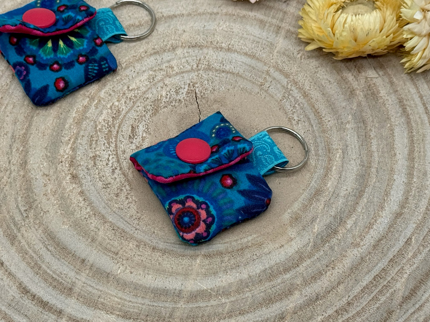 Schlüsselanhänger Mini Tasche mit Einkaufswagenchip praktische Mini Geldbörse blau mit Blumen Batik