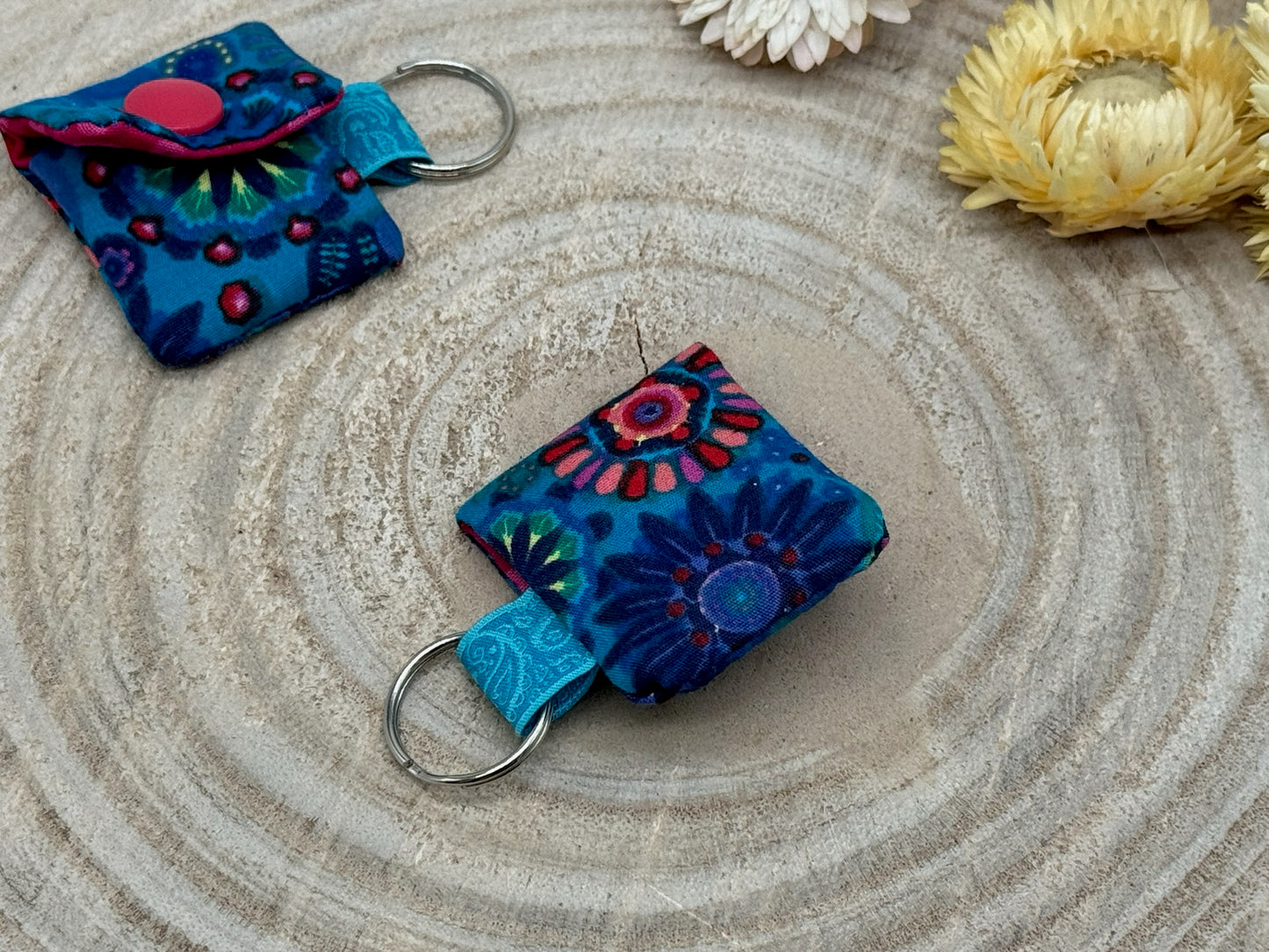 Schlüsselanhänger Mini Tasche mit Einkaufswagenchip praktische Mini Geldbörse blau mit Blumen Batik