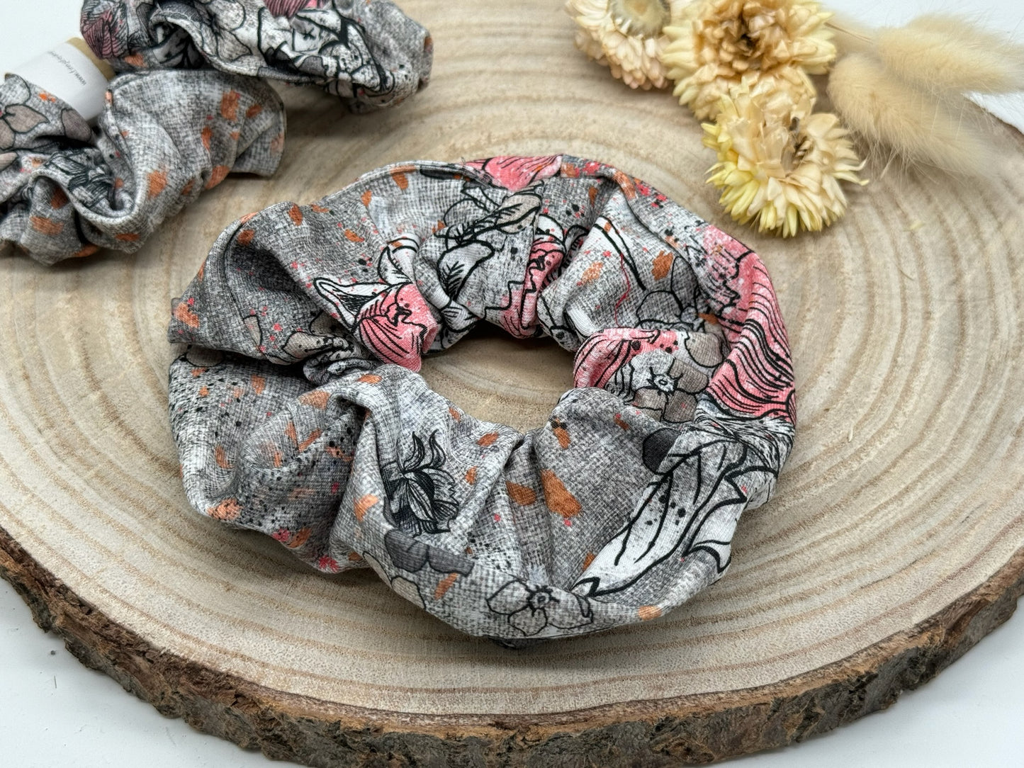 Scrunchie Haargummi elastisches Haarband Haarschmuck grau mit rosa Blumen für feines oder dickes Haar