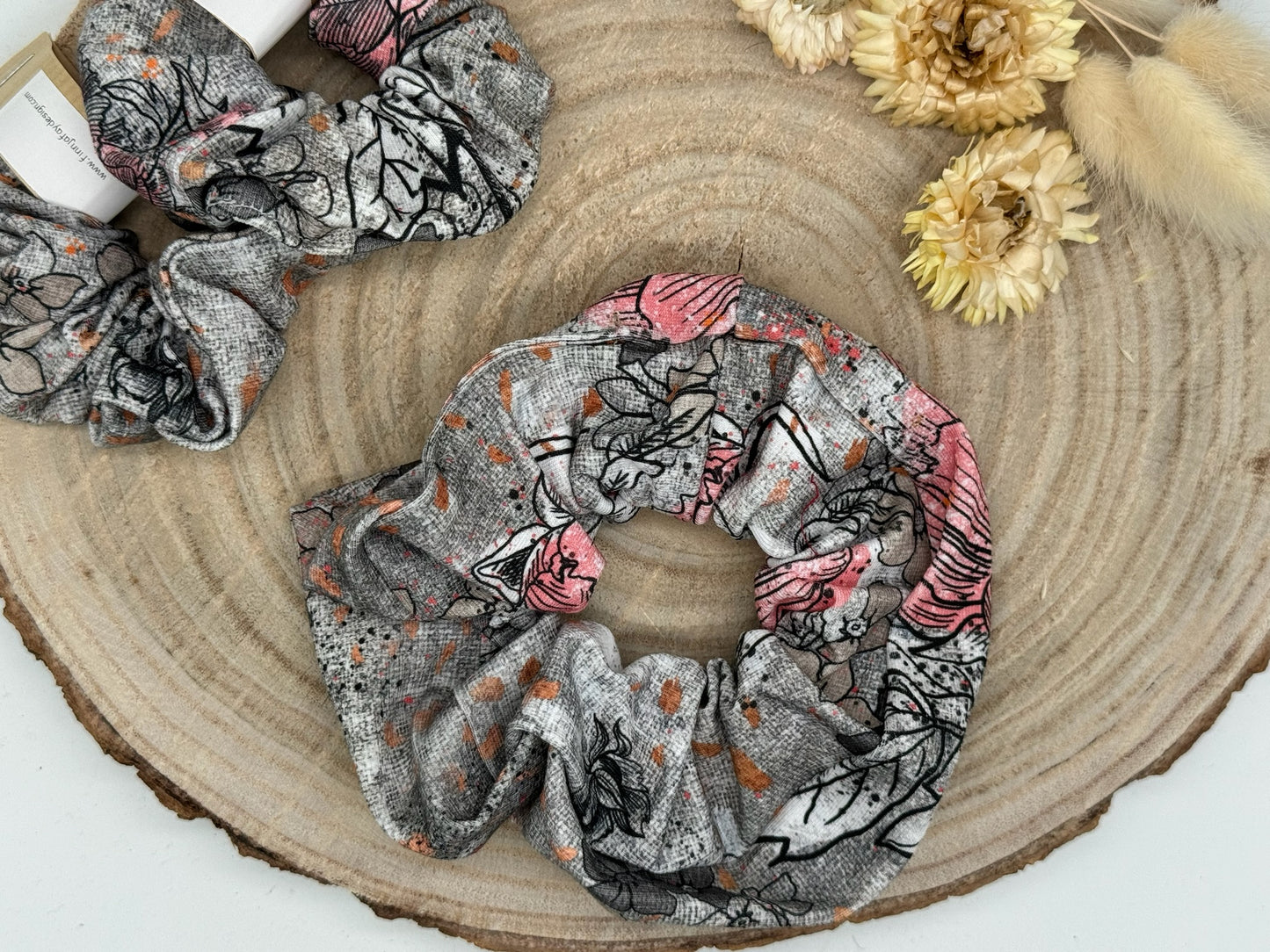 Scrunchie Haargummi elastisches Haarband Haarschmuck grau mit rosa Blumen für feines oder dickes Haar