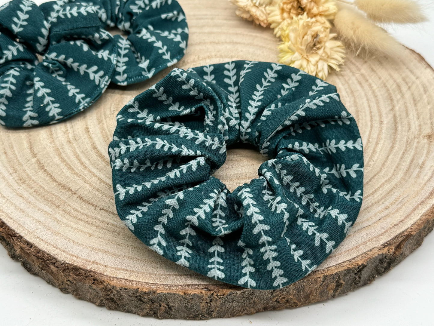Scrunchie Haargummi elastisches Haarband Haarschmuck Blumen Reigen auf grünblau für feines oder dickes Haar