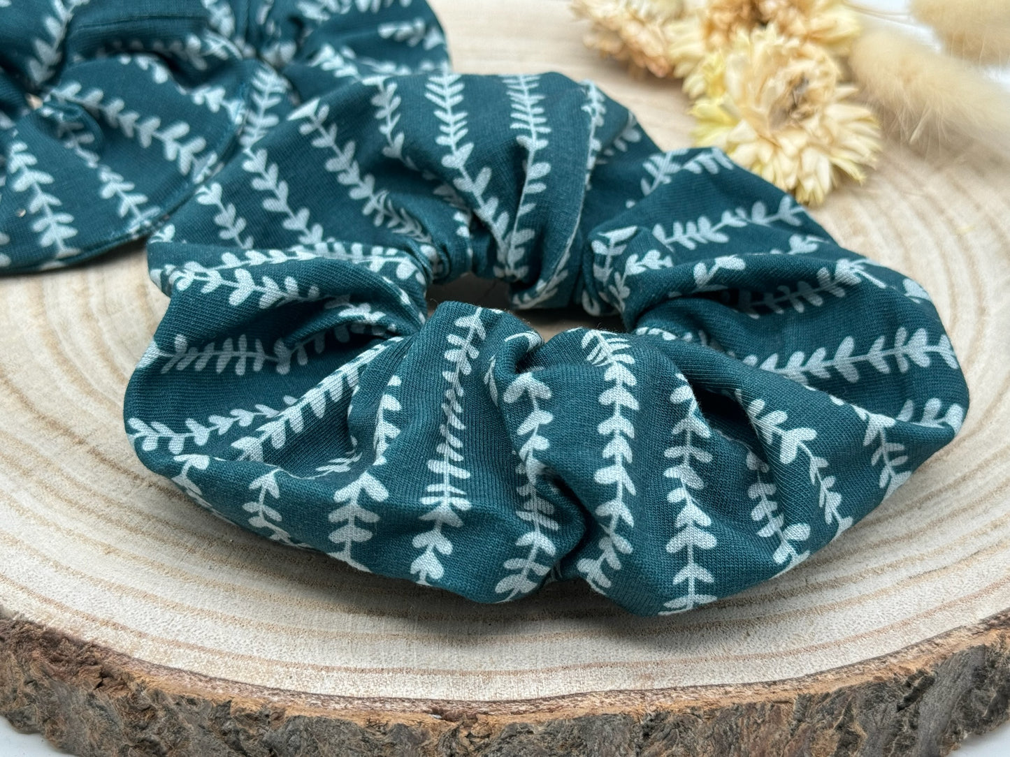 Scrunchie Haargummi elastisches Haarband Haarschmuck Blumen Reigen auf grünblau für feines oder dickes Haar