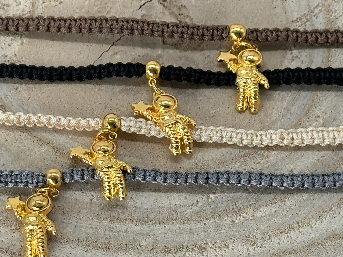 Makramee Fusskettchen Fussbändchen Schmuck Boho Hippie mit goldfarbenen Edelstahl Anhänger Astronaut