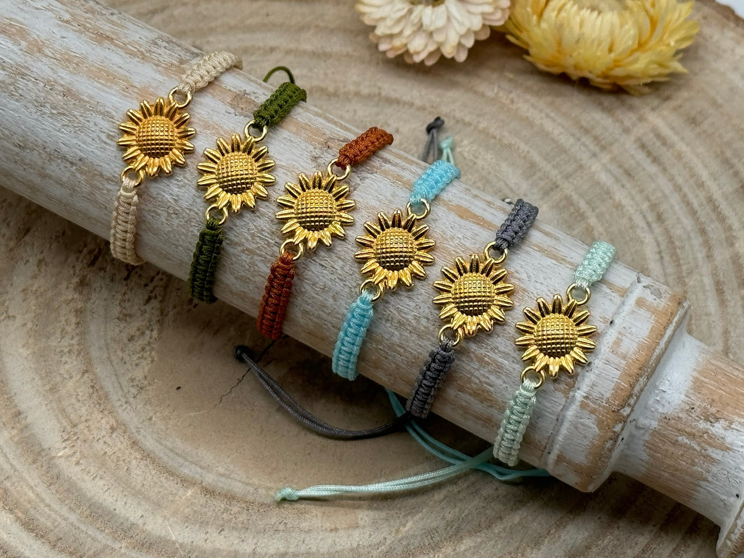 Makrameearmband Freundschaftsarmband Schmuck Armband mit goldfarbenes Edelstahl Anhänger Sonnenblume