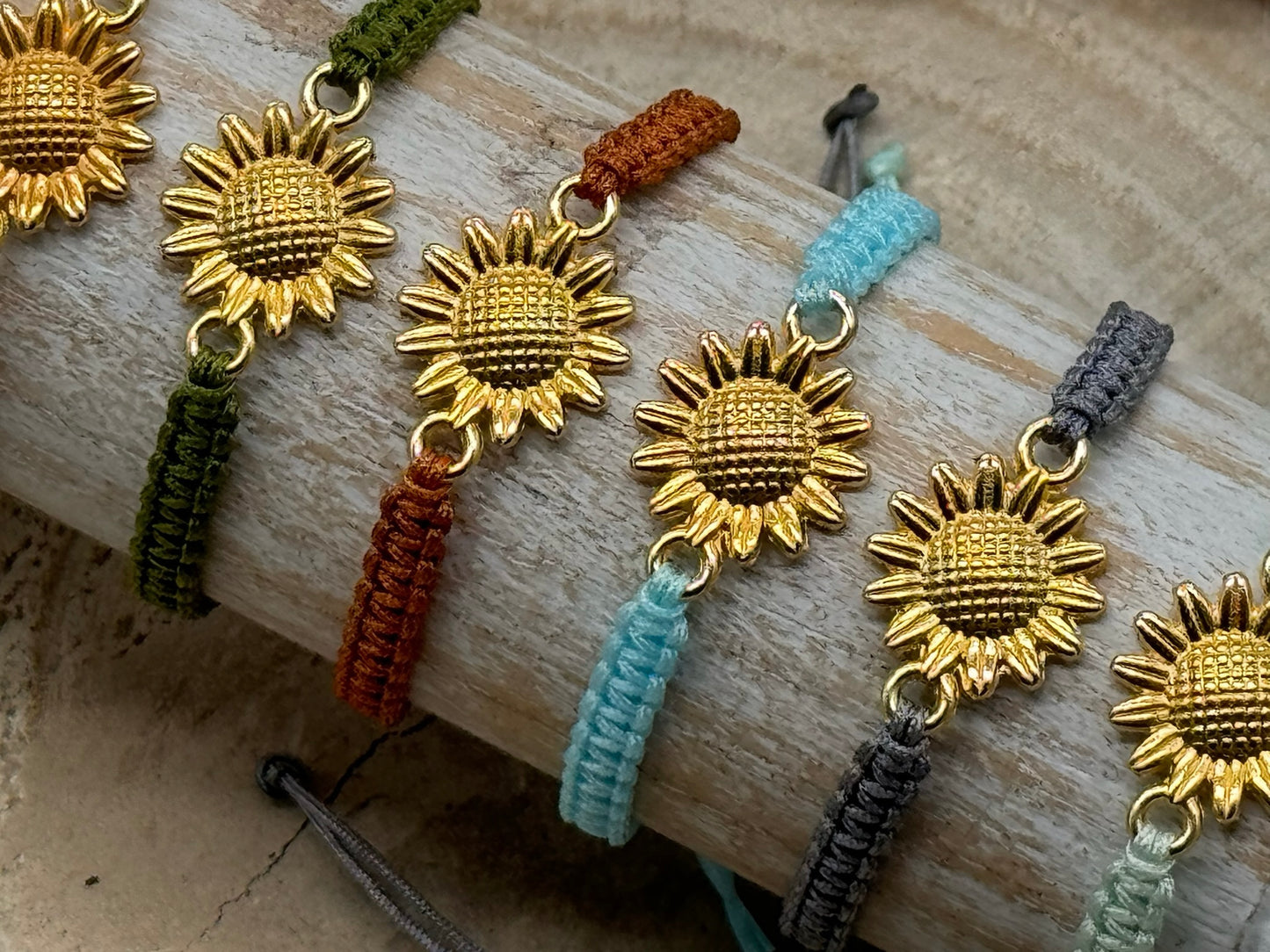 Makrameearmband Freundschaftsarmband Schmuck Armband mit goldfarbenes Edelstahl Anhänger Sonnenblume