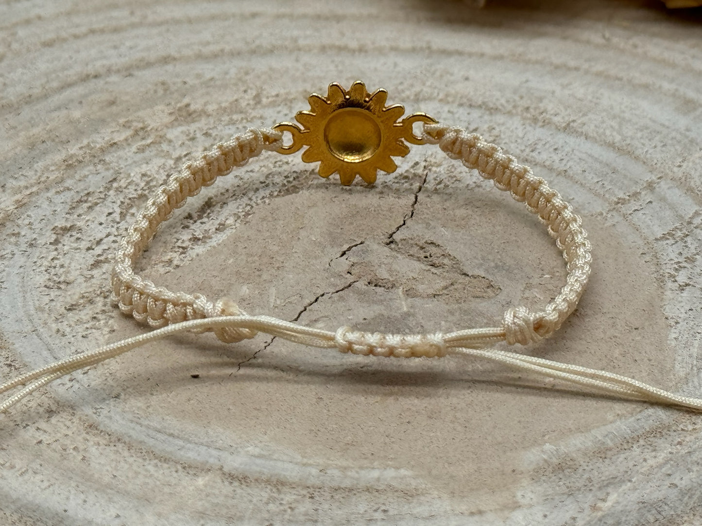 Makrameearmband Freundschaftsarmband Schmuck Armband mit goldfarbenes Edelstahl Anhänger Sonnenblume