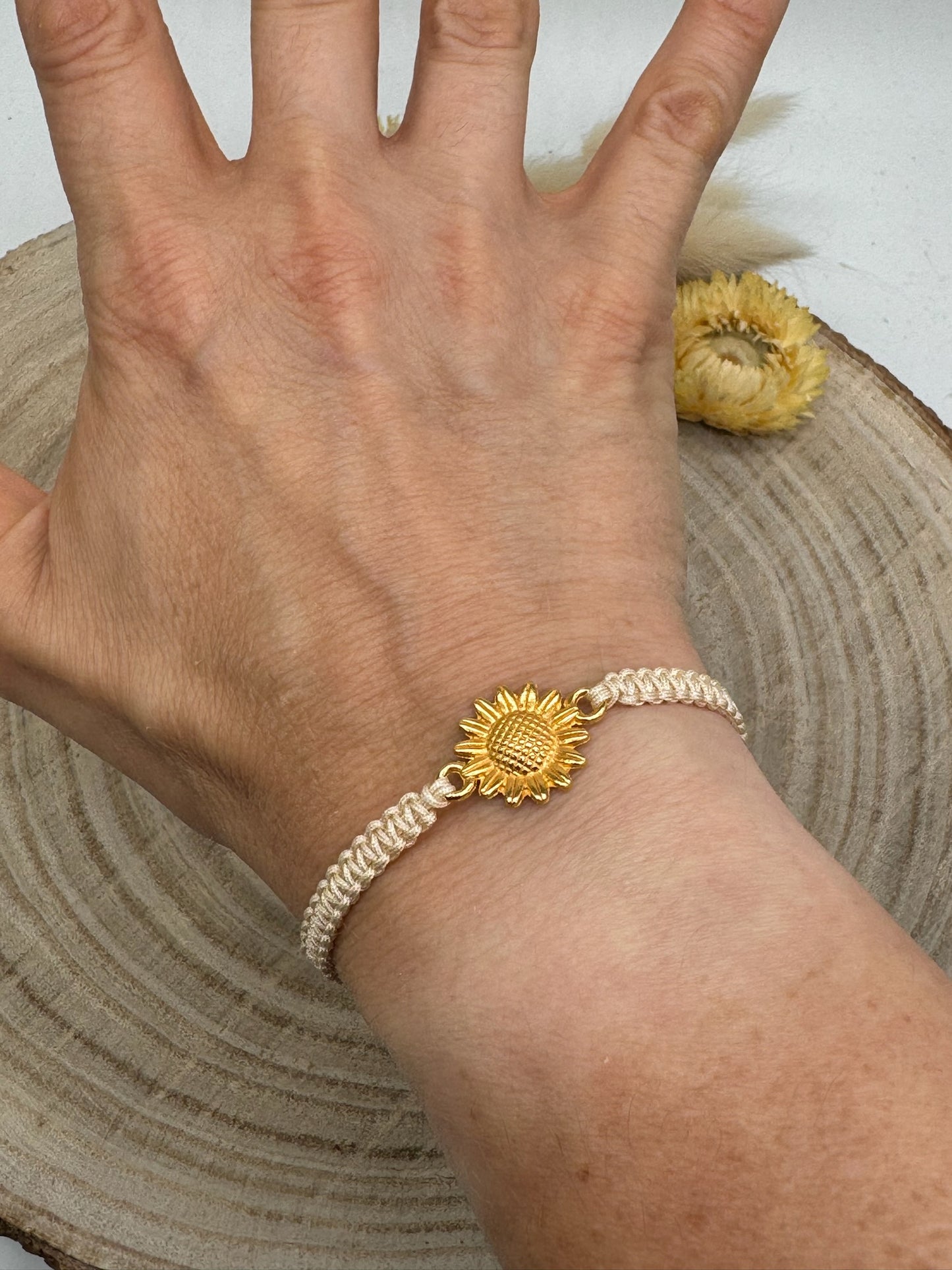 Makrameearmband Freundschaftsarmband Schmuck Armband mit goldfarbenes Edelstahl Anhänger Sonnenblume