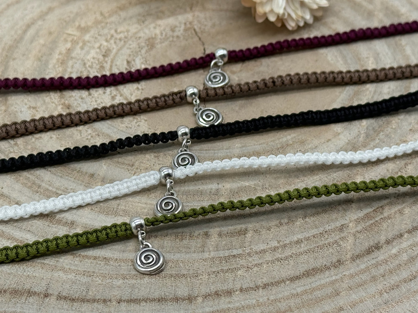 Makramee Fusskettchen Fussbändchen Schmuck Boho Hippie mit silberfarbenen Edelstahl Anhänger Spirale