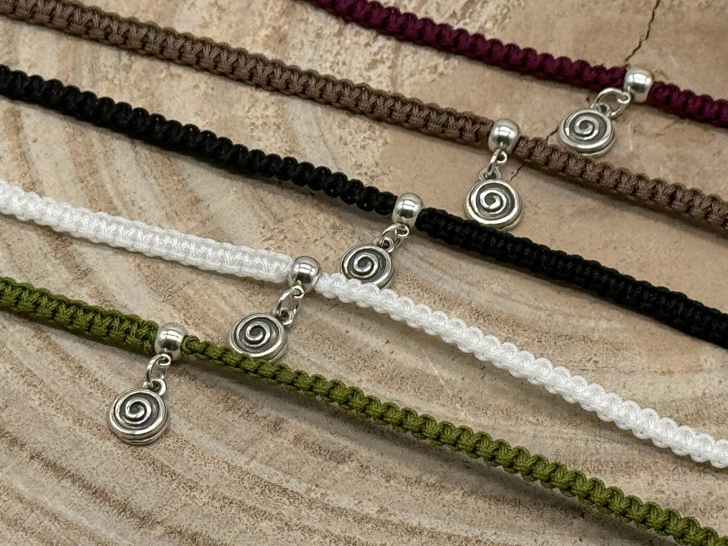 Makramee Fusskettchen Fussbändchen Schmuck Boho Hippie mit silberfarbenen Edelstahl Anhänger Spirale