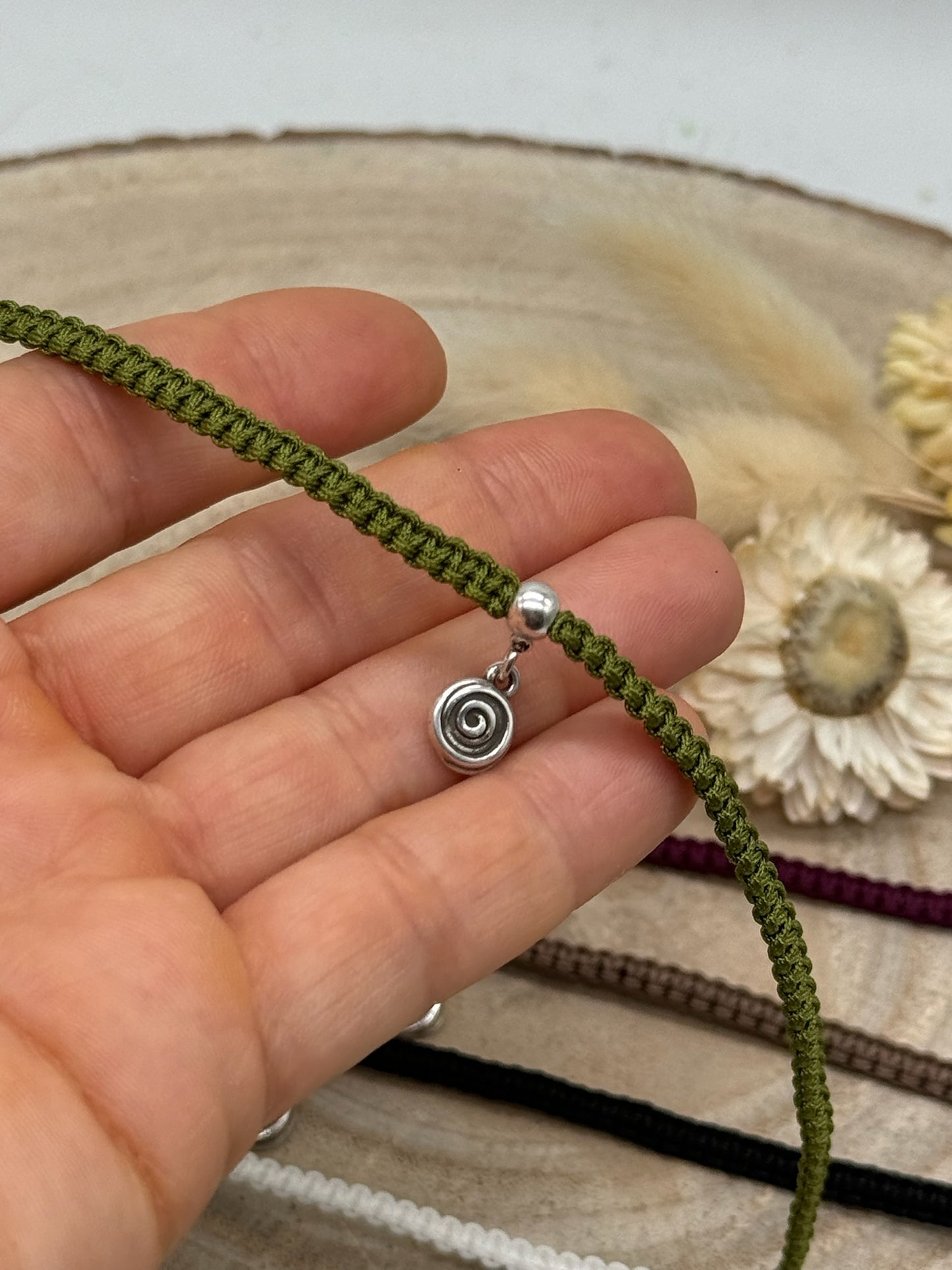 Makramee Fusskettchen Fussbändchen Schmuck Boho Hippie mit silberfarbenen Edelstahl Anhänger Spirale