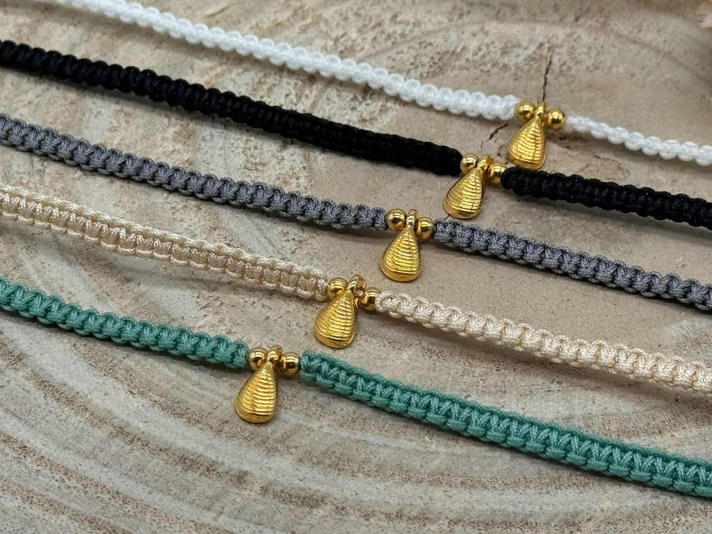 Makramee Fusskettchen Fussbändchen Schmuck Boho Hippie mit goldfarbenen Edelstahl Anhänger Muschel