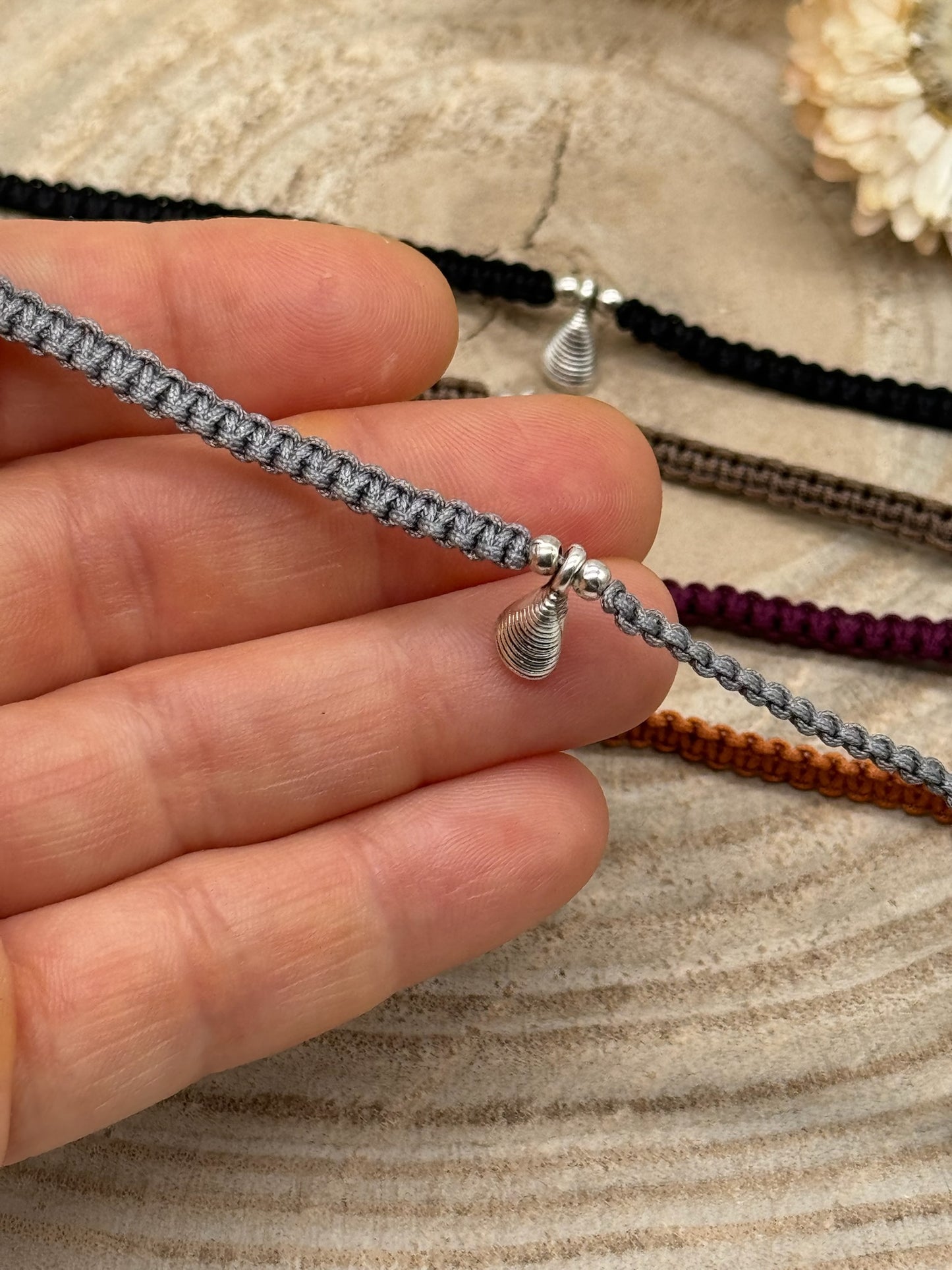 Makramee Fusskettchen Fussbändchen Schmuck Boho Hippie mit silberfarbenen Edelstahl Anhänger Muschel